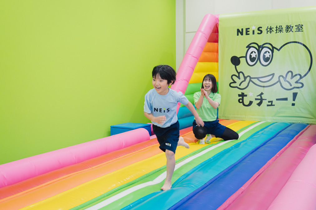 ネイス体操教室 コジマ×ビックカメラ川口店校の写真7枚目：子ども達が大好きな、当社オリジナルのエアートランポリン！