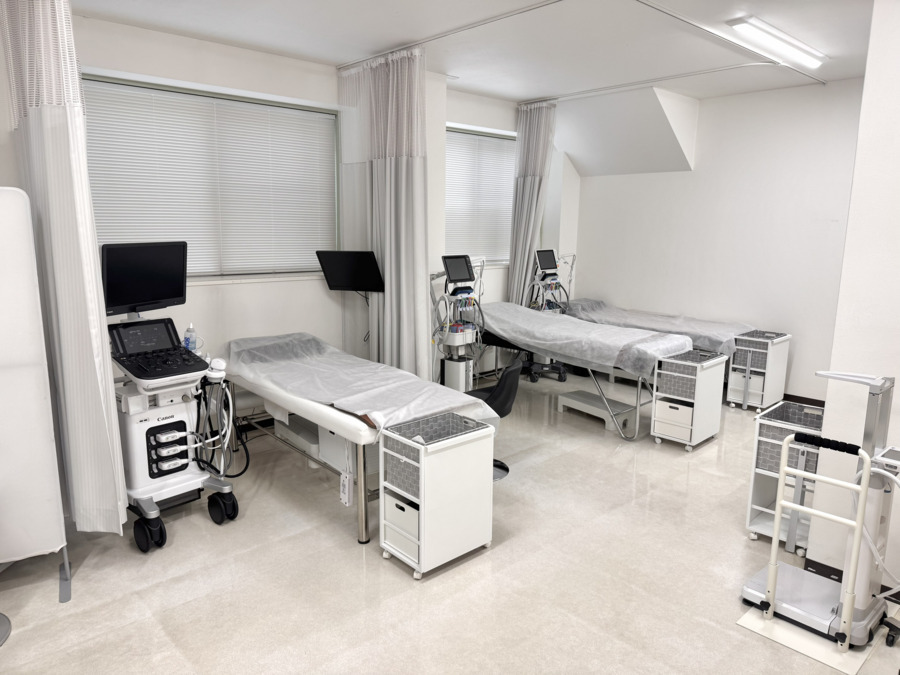 中村医院(医療事務/受付の求人)の写真5枚目:検査処置室。エコー、心電図、動脈硬化測定、身体測定、視力検査、点滴などを行います