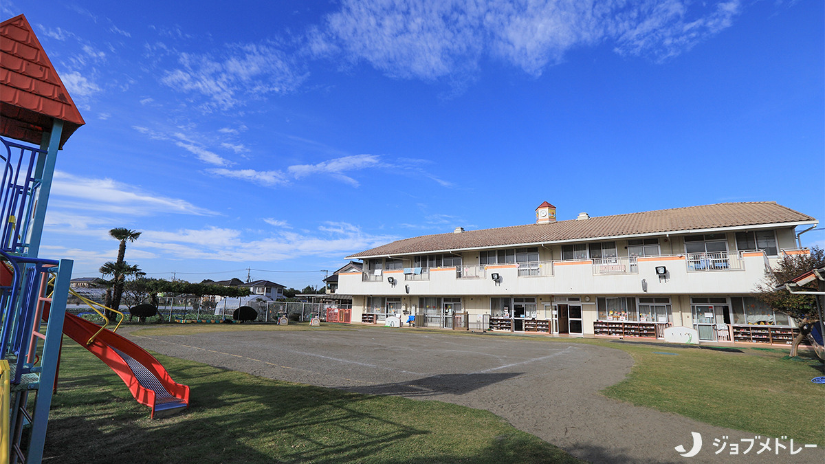 のもと保育園(保育士の求人)の写真16枚目:広々とした園庭があり、子ども達が元気に遊んでいます