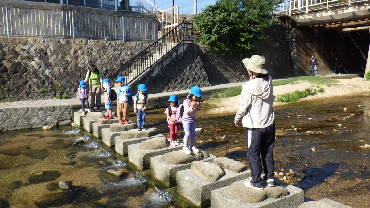 幼保連携型認定こども園 ニコニコ桜保育園（保育士の求人）の写真28枚目：夙川を渡って・・・
