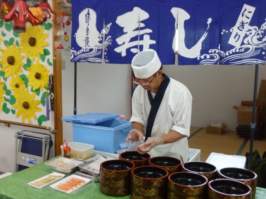 ヒューマンライフケア南町田（介護職/ヘルパーの求人）の写真6枚目：時にはお寿司屋さんを呼んでみたり。。。食事のレクも充実。是非盛り上げてください。