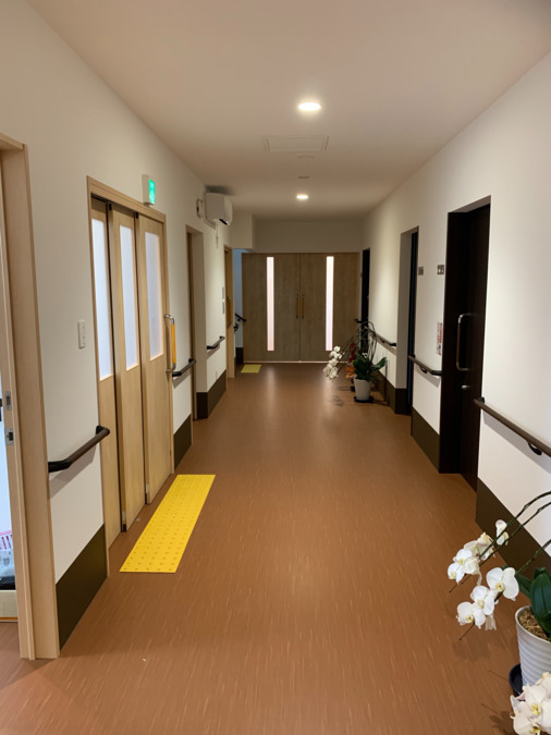 住宅型有料老人ホーム　ウィズの写真2枚目：玄関から左奥併設DS