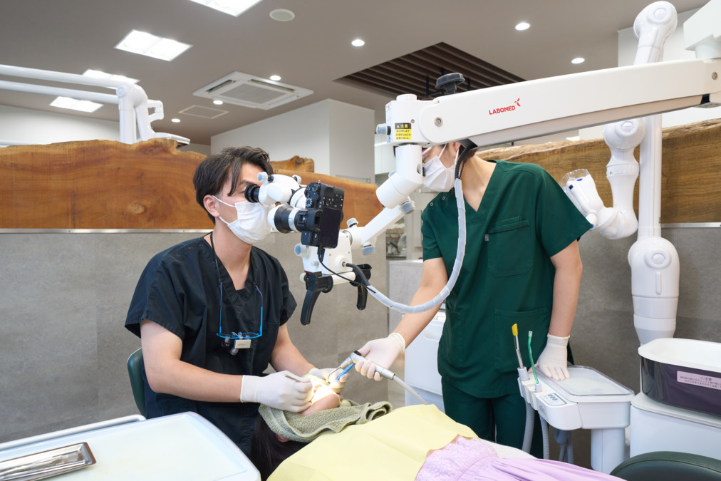 TakeDaデンタルクリニック府中（歯科助手の求人）の写真7枚目：拡大視野での精密治療を行います！誇れる医院として友人にも紹介できます！