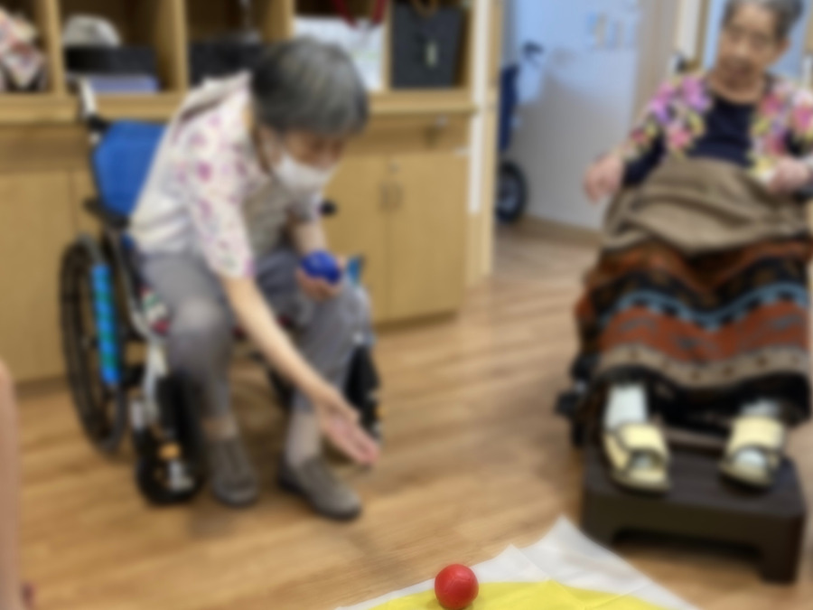 看護小規模多機能リベル　県立美術館前の写真2枚目：暑い日は室内レク！！スタッフのお子さんたちも一緒に盛り上がってます♪