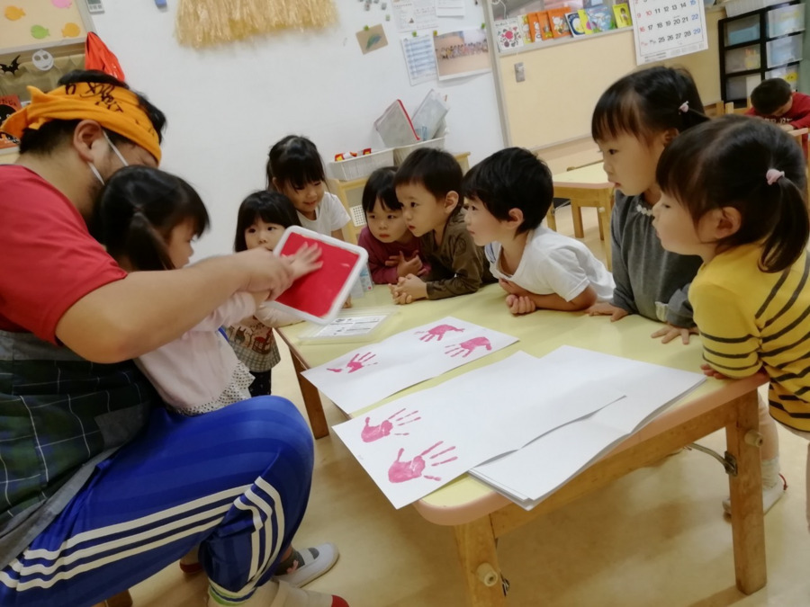 三星保育園（保育士の求人）の写真6枚目：先生と一緒に手形ぺったん！