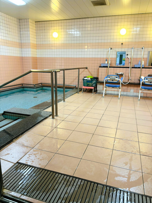 住宅型有料老人ホーム オアシス北燦（介護職/ヘルパーの求人）の写真5枚目：広い浴槽が利用者様に大好評です。
