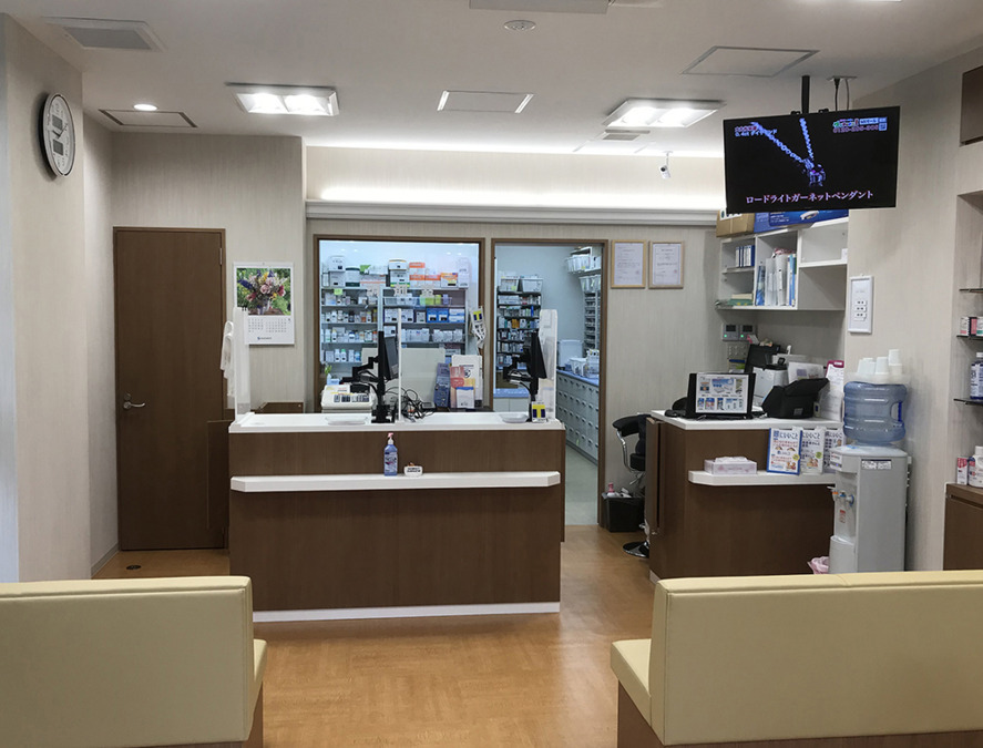 フラワー薬局 野方店の写真3枚目：店内は明るく清潔です