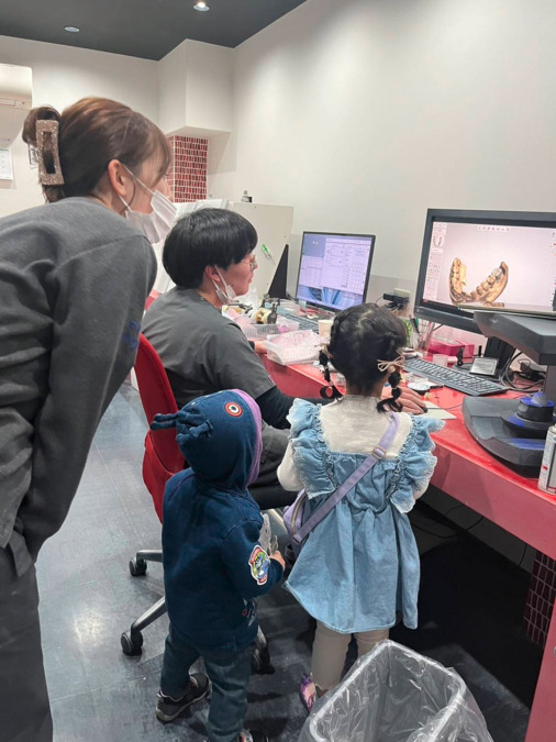 株式会社メディカル歯科技工所（歯科技工士の求人）の写真5枚目：ファミリーデー制度♪
お子さんの社会見学にもどうぞ。