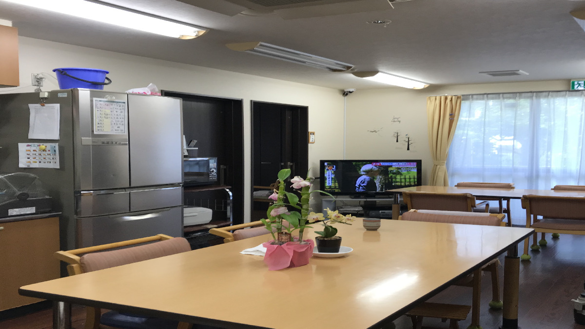 まんてん堂グループホーム すま飛松（介護職/ヘルパーの求人）の写真3枚目：キッチンとリビングに仕切りはないので調理しつつ、皆様の様子を確認できます。