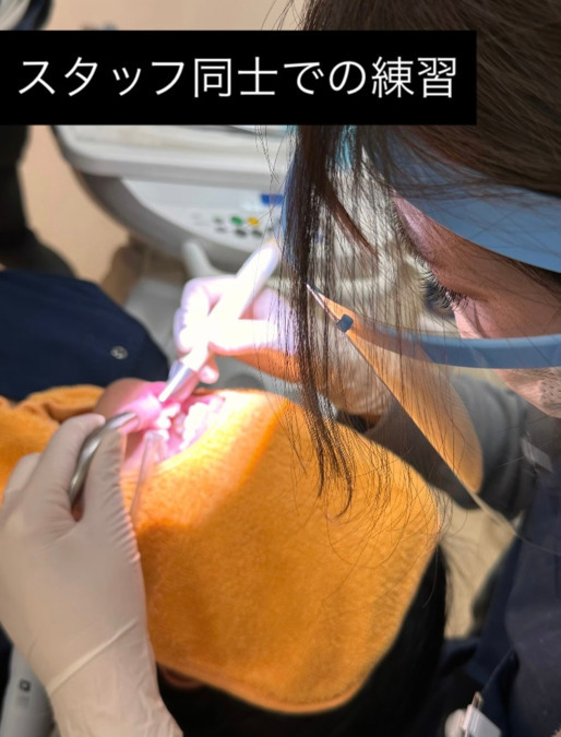 鴻池ファミリー歯科（歯科衛生士の求人）の写真5枚目：スタッフ同士で練習もします。