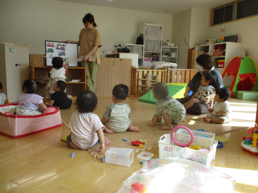 ほのみこども園（保育士の求人）の写真13枚目：子どもたちの笑顔に囲まれた温かい職場です。