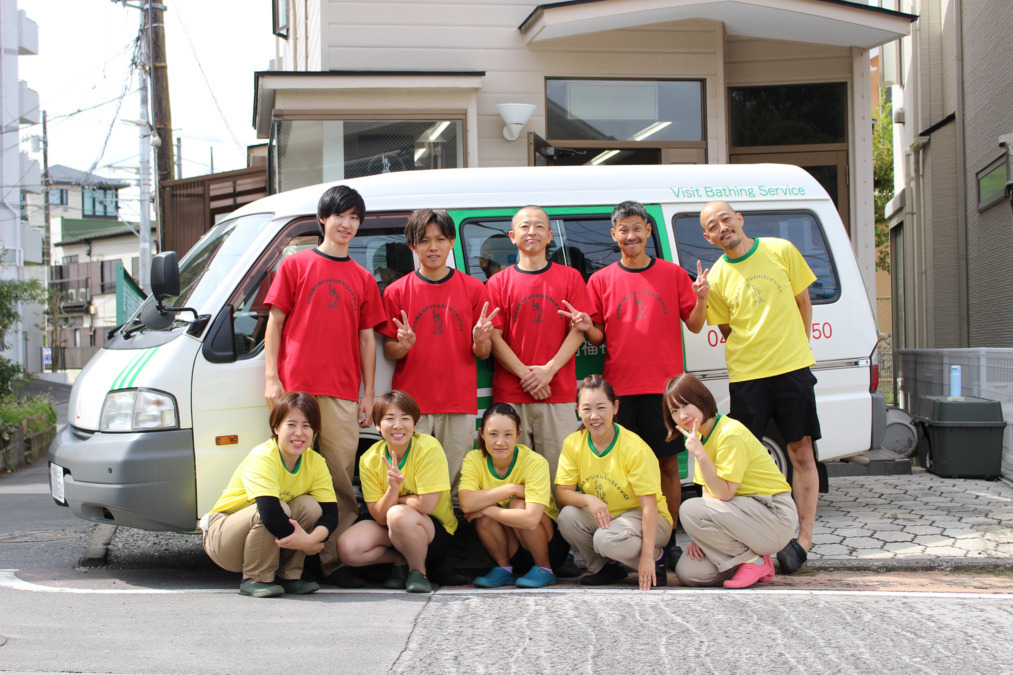 合同会社湘南福祉入浴サービス(介護職/ヘルパーの求人)の写真2枚目:今年は夏服作って、みんなで記念撮影!暑さに負けず、良いお風呂の提供しています。