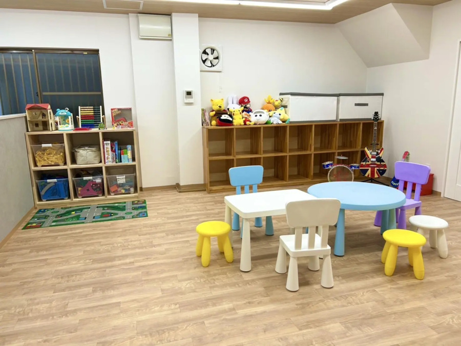 児童発達支援・放課後等デイサービス　かぎしっぽ【2025年10月01日オープン】（児童指導員/指導員の求人）の写真8枚目：かぎしっぽ　メインプレイルーム