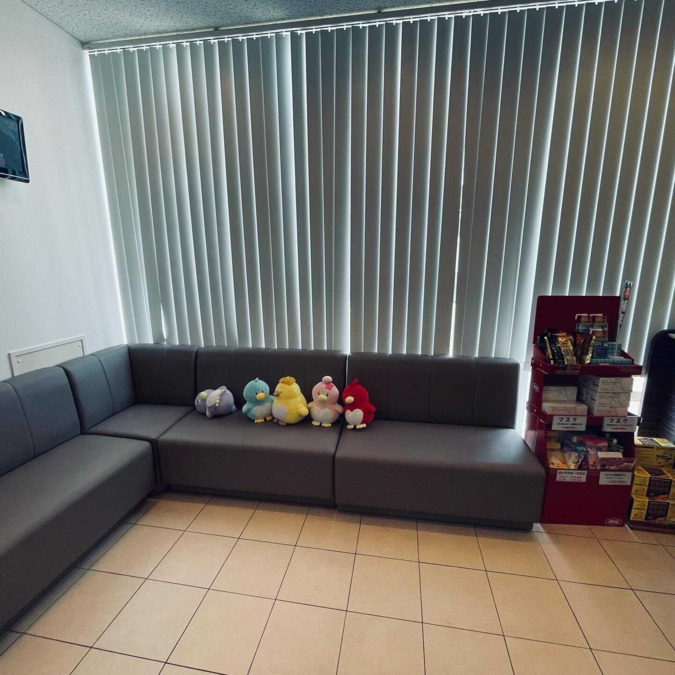あいち薬局 高杉（調剤事務の求人）の写真4枚目：待合室です。ガラス窓に、縦型ブラインドの光が差し込み、心地よく清潔感があります。