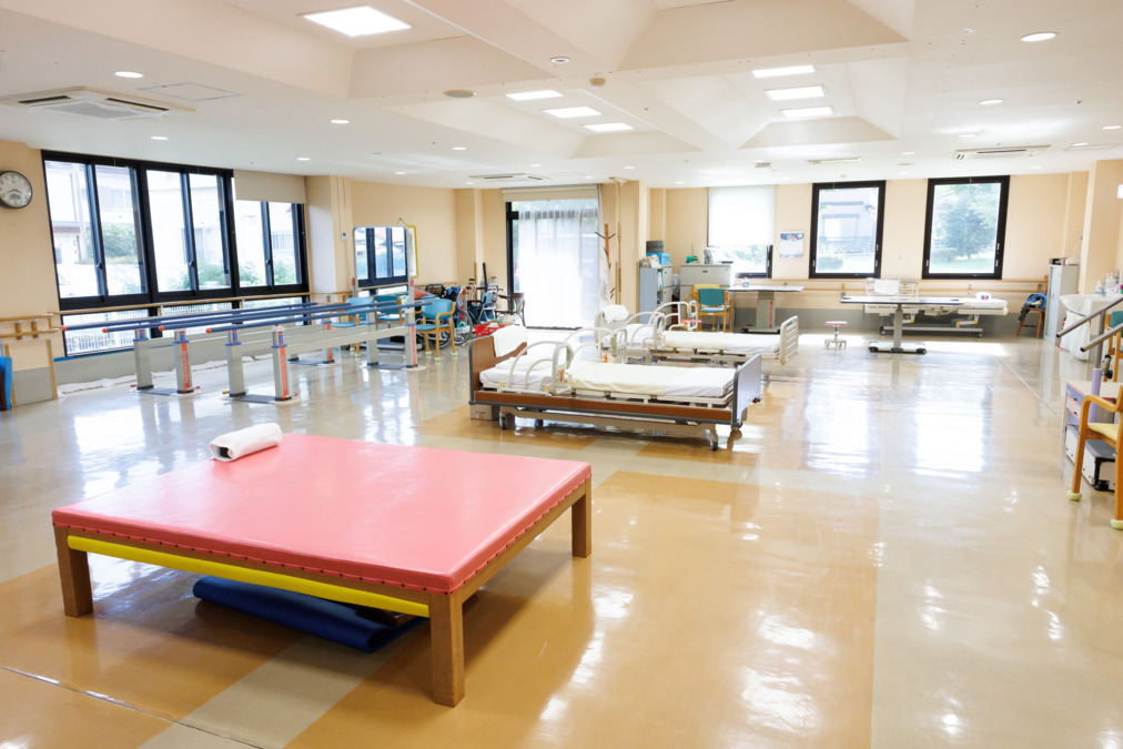 介護老人保健施設大地（介護職/ヘルパーの求人）の写真3枚目：広々としたデイルーム