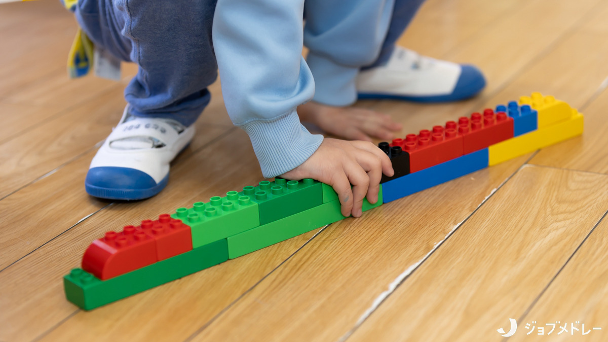 とやの保育園(保育士の求人)の写真13枚目:カラフルなおもちゃも用意しています