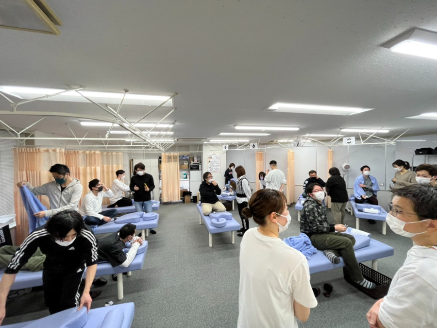 エバーグリーン鍼灸整骨院 九段下院の写真10枚目：月に1回の勉強会風景