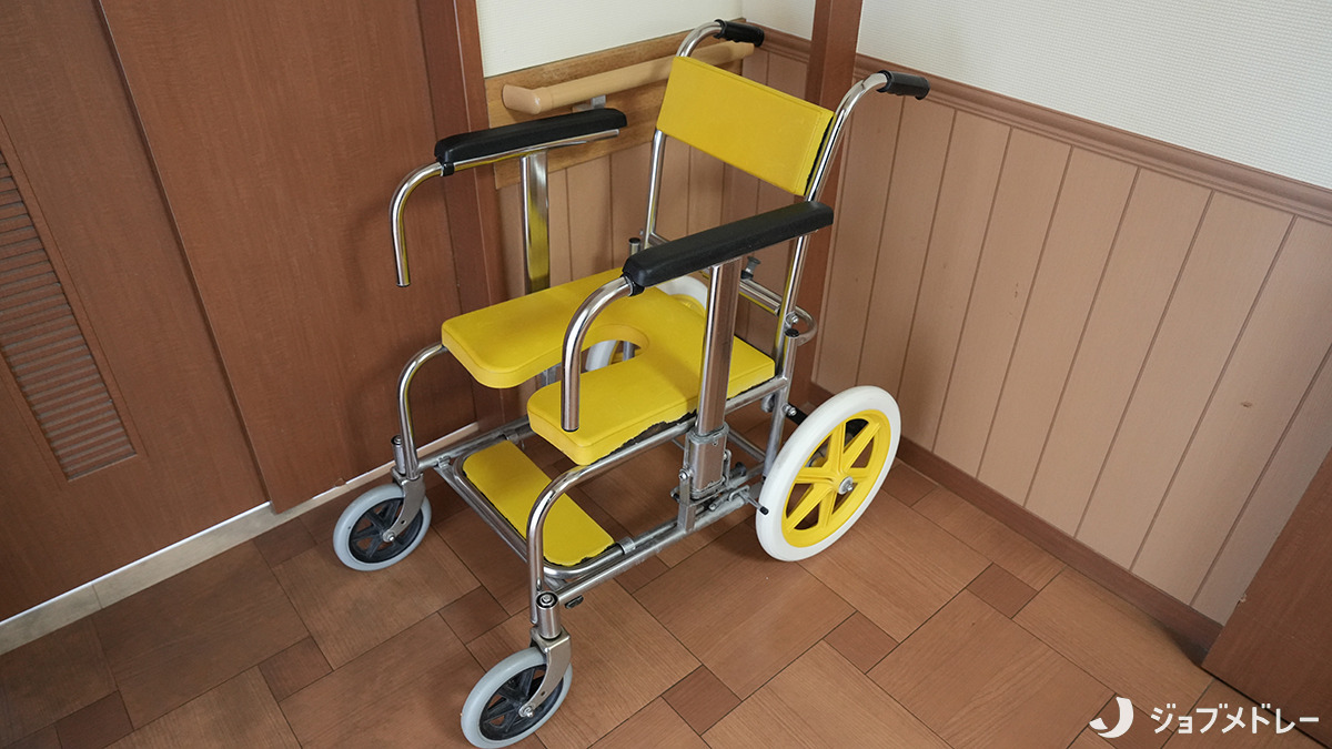 ガーデンコート千葉さつきが丘（介護職/ヘルパーの求人）の写真19枚目：入浴・シャワー用車いすです