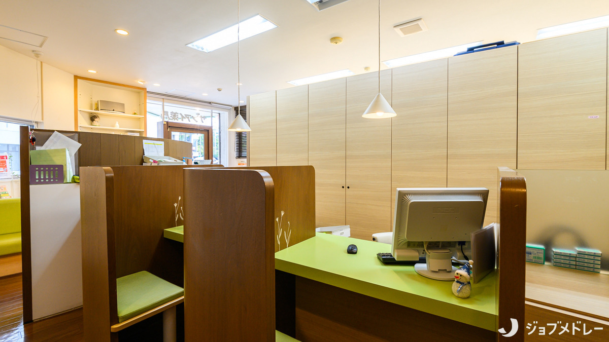 サンアイ薬局ぐすくま(調剤事務の求人)の写真6枚目:一人ひとりの方に丁寧に接しています