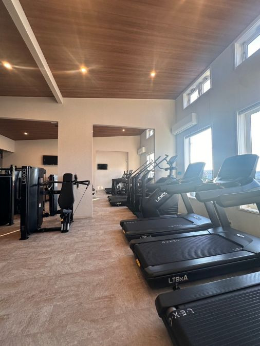 メディカルフィットネスTAO【2025年03月10日オープン】（整体師の求人）の写真10枚目：UGOQ石巻店2F室内です。
本格的なマシンを取り揃えています。