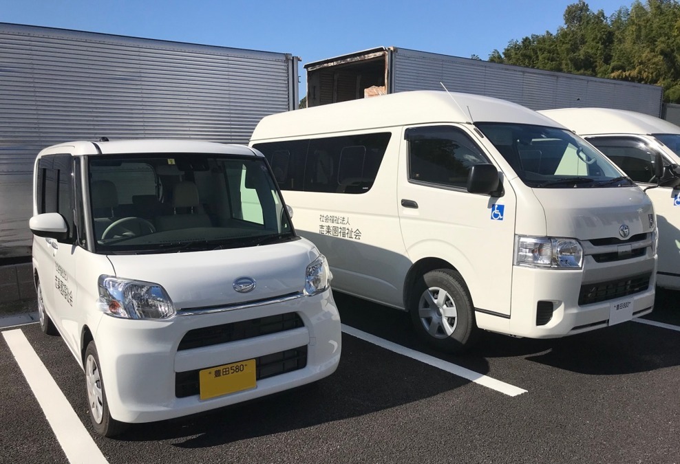 ショートステイホーム益富の楽園（介護タクシー/ドライバーの求人）の写真2枚目：送迎車両は、ハイエースまたはタント（軽）を使用