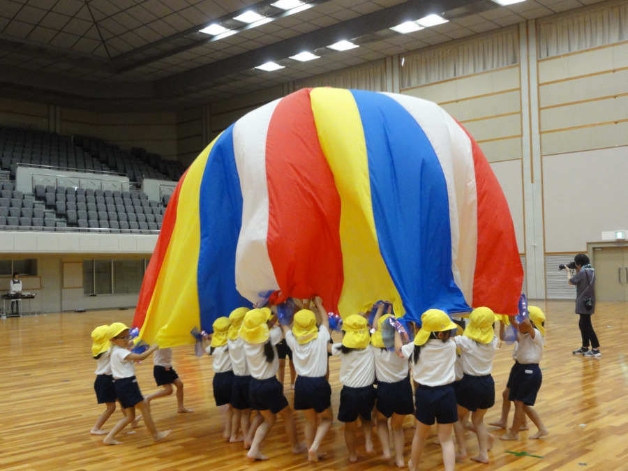 中島こども園(保育士の求人)の写真7枚目:運動会のフィナーレ バルーン