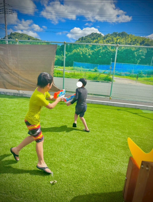 児童養護施設びっき（公認心理師/臨床心理士の求人）の写真7枚目：施設前には大きな遊具が設置されています！