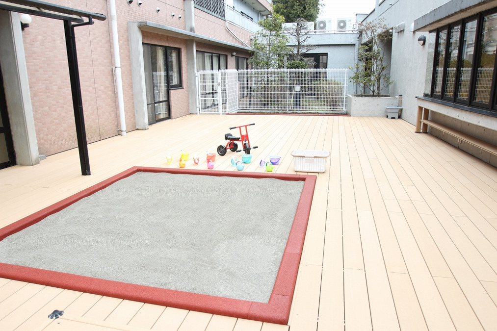 ひまわり保育園の写真6枚目：リハビリロード以外の遊び場として砂場遊びあります。