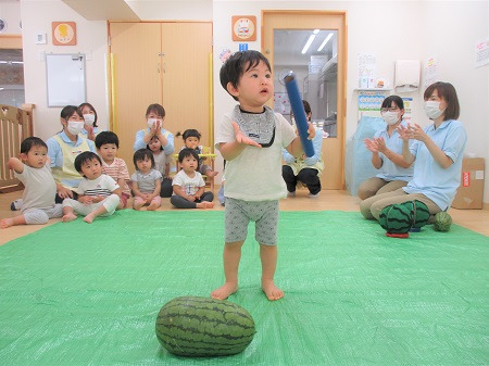 ニチイキッズ本厚木駅前保育園（管理栄養士/栄養士の求人）の写真1枚目：夏のスイカ割りの様子です♪職員一丸になって行事を盛り上げています♪