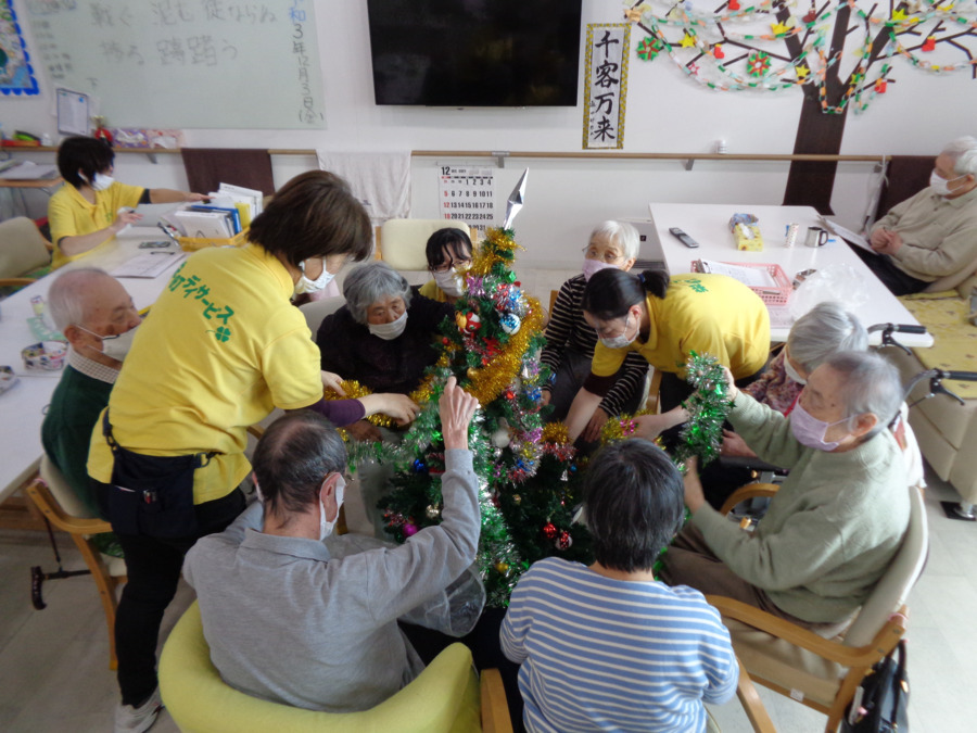 栄町デイサービスの写真8枚目：みんなでクリスマスツリー作成