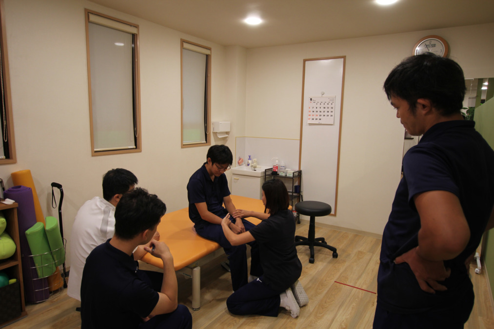 こじま治療院の写真4枚目：日々の症例を仲間と共に検討しあってスキルアップをしていきます。