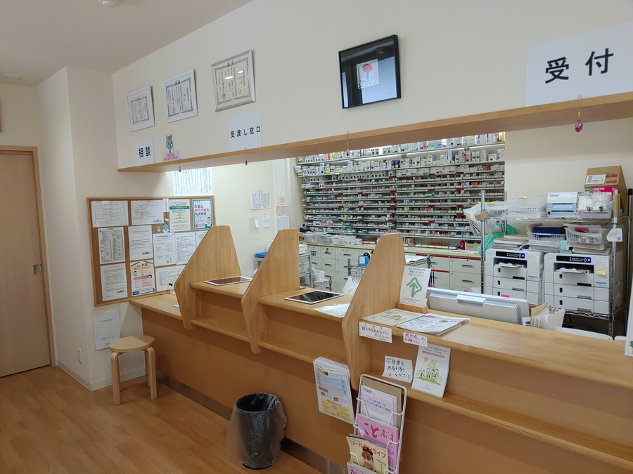 おおたけ駅前薬局（薬剤師の求人）の写真3枚目：患者様と話のしやすい距離で窓口を置いています