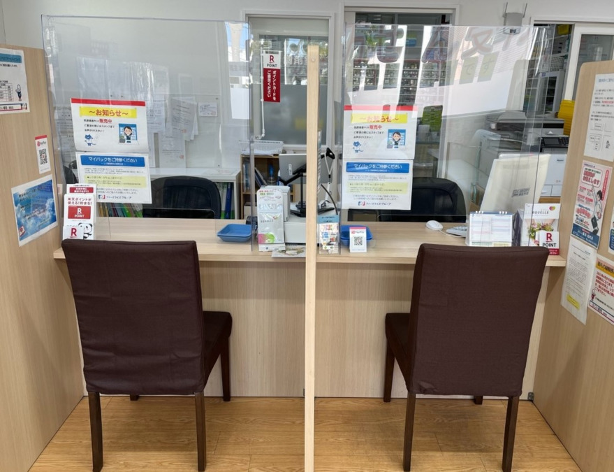 ふじい薬局 旭町店（薬剤師の求人）の写真4枚目：ふじい薬局　旭町店　投薬カウンター