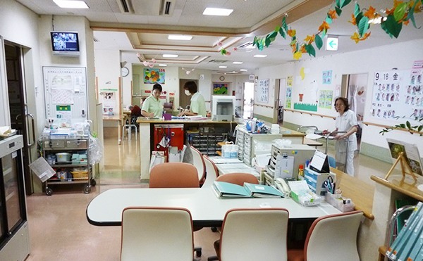 介護老人保健施設グリーンライフ（介護職/ヘルパーの求人）の写真5枚目：詰所はデイルームのすぐ横♪
万が一の時もすぐに駆け付けられる体制です！