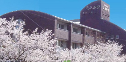 老人保健施設ミネルワ(看護師/准看護師の求人)の写真:花と緑あふれる美しい環境です。