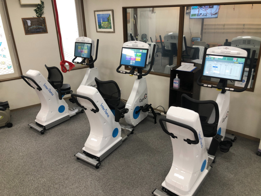 市川リハビリデイセンターゆずの樹　稲越店（あん摩マッサージ指圧師の求人）の写真2枚目：認知機能の訓練としてコグニバイクを導入しています。