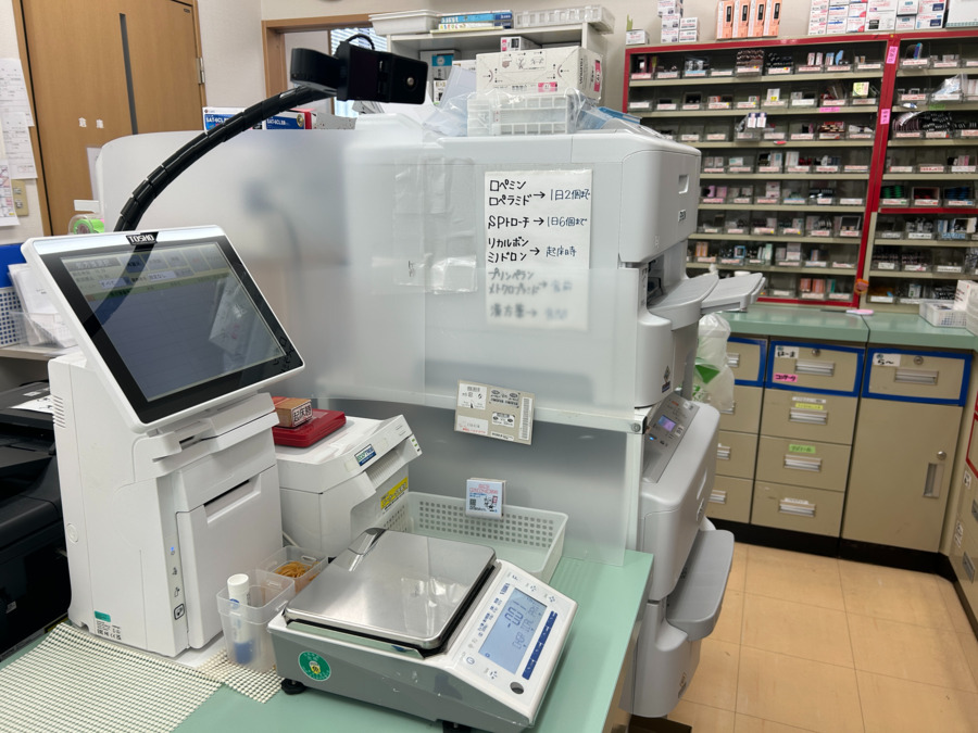 到津調剤薬局（薬剤師の求人）の写真2枚目：薬品は全て監査機器で写真・重量をチェックしています。心理的負担の少ない環境です。