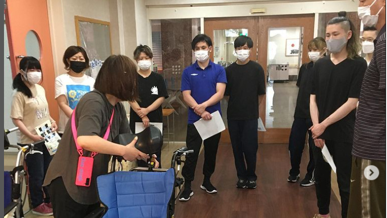 特別養護老人ホームライフライトの写真3枚目：研修風景です。
服装・髪型が自由でしょ！