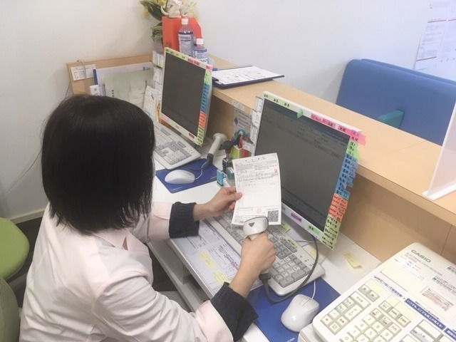 れんげ薬局札幌豊平店（薬剤師の求人）の写真4枚目：レセコン入力の様子