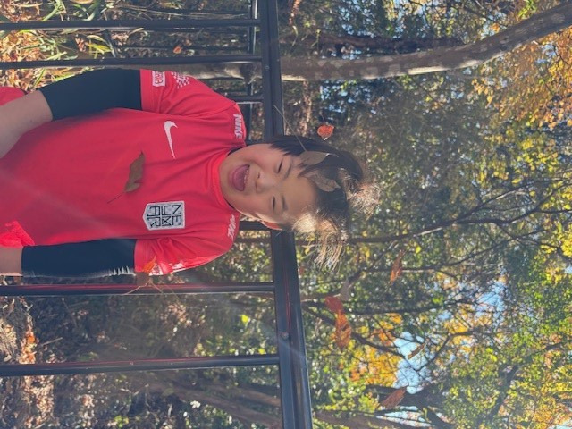 放課後等デイサービス ウィズ神戸あらた(児童指導員/指導員の求人)の写真2枚目:落ち葉を投げ合いっこ☆彡わんぱくな子どもたちの“楽しい”に寄り添っています。