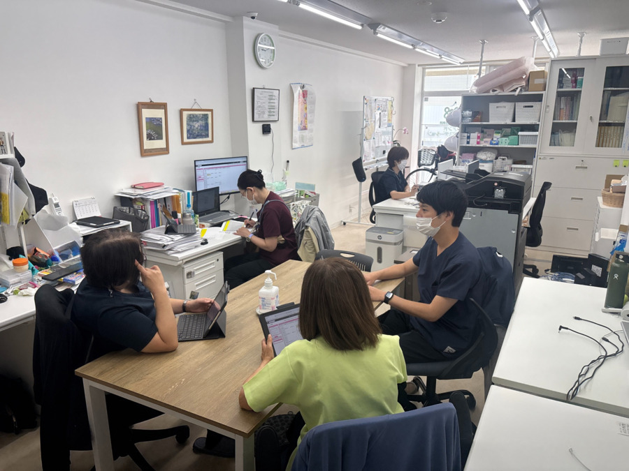 アンド訪問看護ステーション（看護師/准看護師の求人）の写真3枚目：事務所内