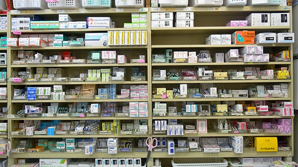 病院前来春薬局（薬剤師の求人）の写真2枚目：病院前来春薬局 調剤室その① 医師会病院門前で、総合科目扱えます！