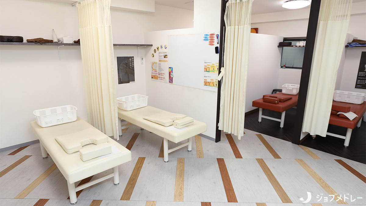 すぎやま鍼灸整骨院 上尾中央院(柔道整復師の求人)の写真8枚目:施術台はカーテンで仕切られています