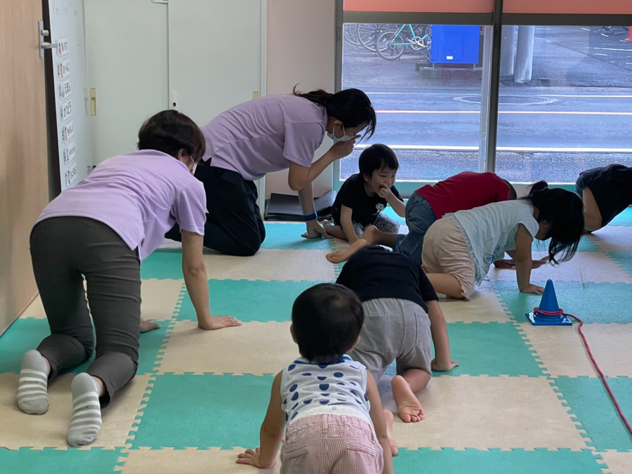 児童発達支援・放課後等デイサービス YELL(児童指導員/指導員の求人)の写真2枚目:子供たちと一緒にリズム体操