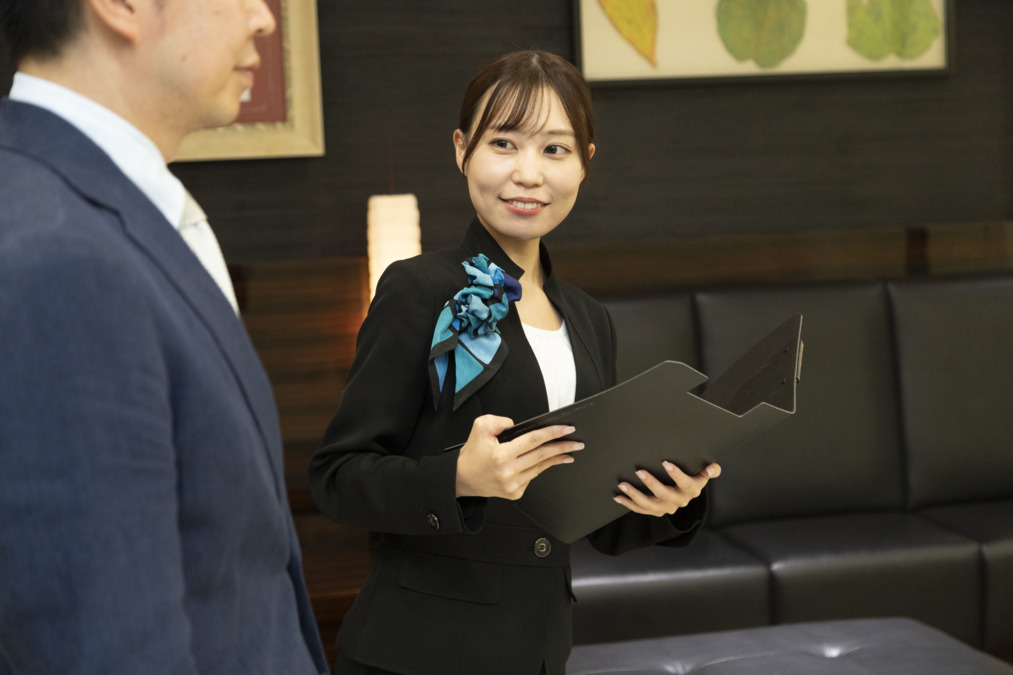 東京ミッドタウンクリニック（医療事務/受付の求人）の写真3枚目：お客様をご案内中の様子です。
