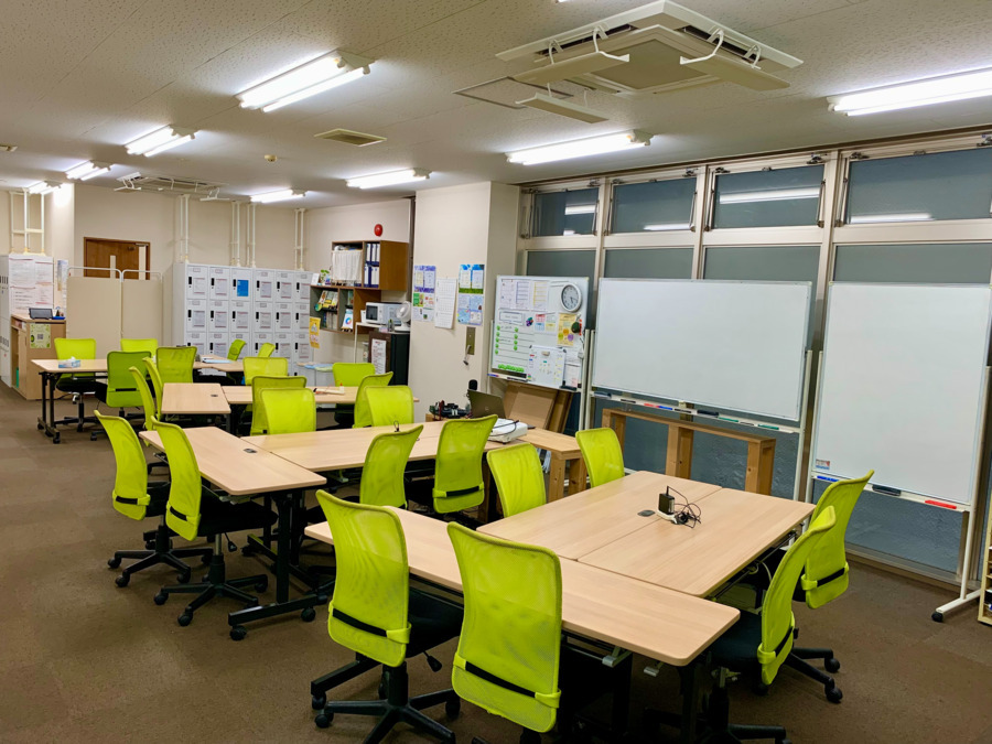 ディーキャリア船橋第二オフィス（生活支援員の求人）の写真2枚目：駅から5分ほど。防音ガラスで静かで落ち着いたオフィス空間