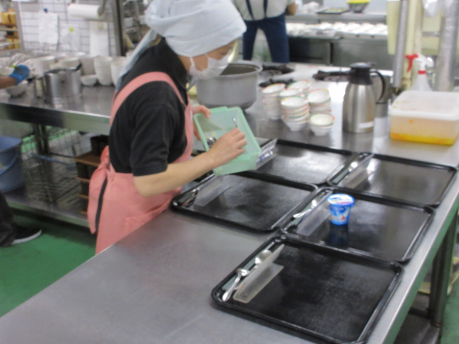 介護付き有料老人ホーム　サンライズ茂原（調理師/調理スタッフの求人）の写真3枚目：食事形態に合わせて食具等を並べています。