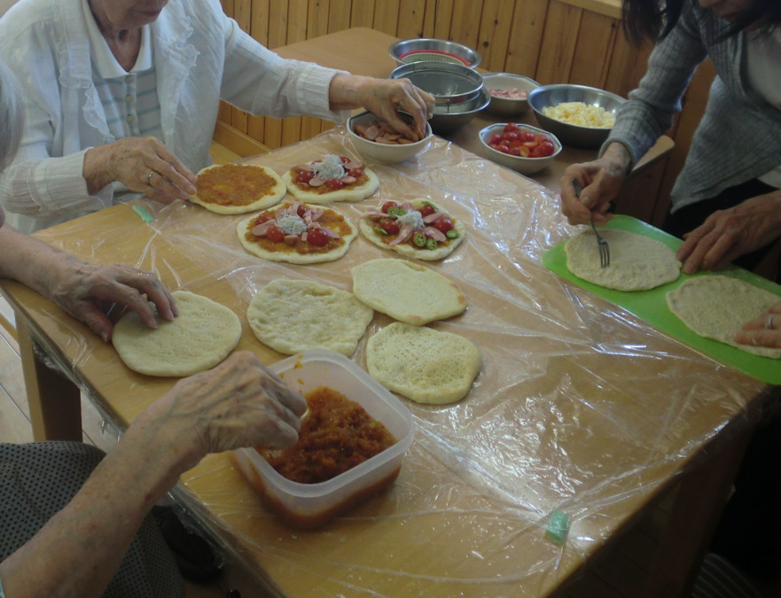 グループホームいずみ(介護職/ヘルパーの求人)の写真7枚目:利用者皆様とご一緒にピザパーティー♪