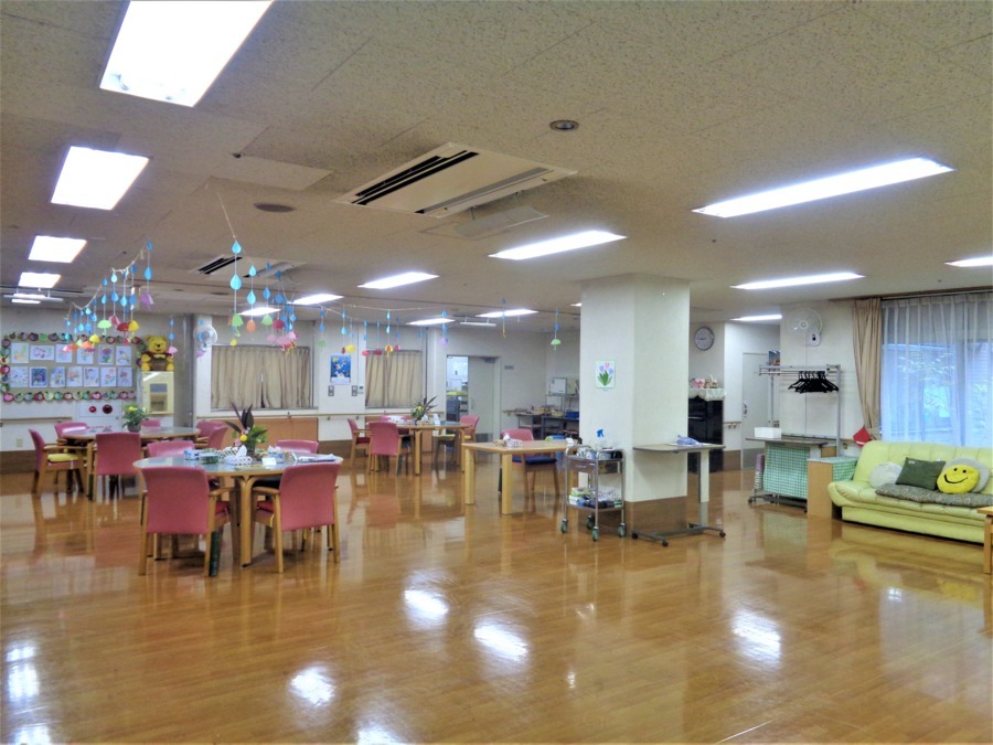 特別養護老人ホームグリーンロードの写真8枚目：定員２４名
広く明るいデイサービスフロア