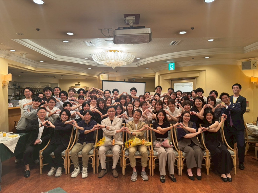 いしがみ整形外科クリニック（理学療法士の求人）の写真3枚目：7月におこなった【思いを伝える会】で撮った集合写真です！平均年齢は30歳です！
